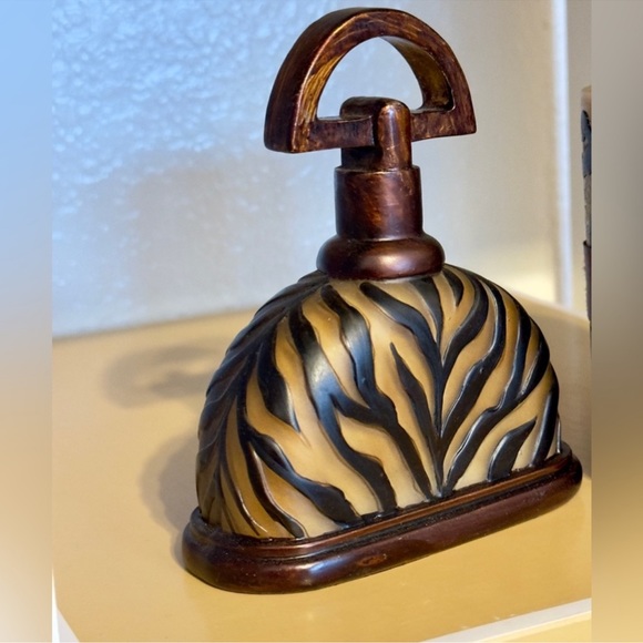 VINTAGE 2 Pc. Set - Animal Print Glass Handpainted Knick-Knack & Leopard Candle - Picture 2 of 11